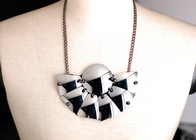 Personnalisé noir et blanc verre feuille collier fait à la main, fabriqués à la main colliers pour femmes