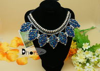 Le cristal bleu de forme de feuille perle le collier perlé par collier avec des fausses pierres