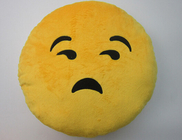 Les coussins et les oreillers ronds de jaune d'émoticône d'Emoji ont bourré le jouet de peluche