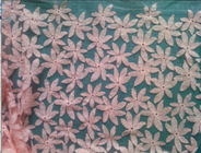 Le coton a brodé le tissu soluble dans l'eau de dentelle de maille, modèle de fleur pour la robe formelle
