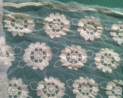 L'organza pure de coton a brodé le vêtement de tissu de dentelle de fleur écologique