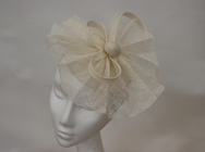 Chapeaux normaux blancs de dames Fascinator de jour avec le bouton couvert, bandeau en plastique
