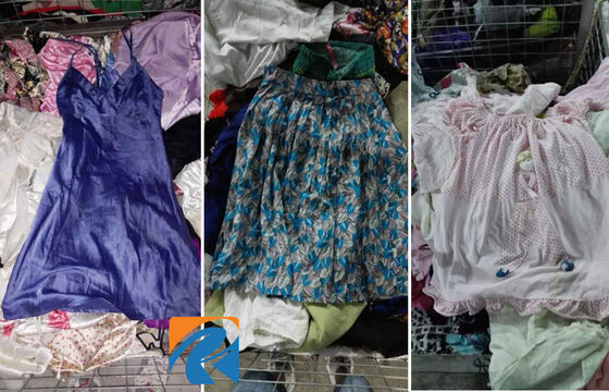 Vendez les vêtements utilisés de femmes, habillement d'occasion pour l'été/hiver