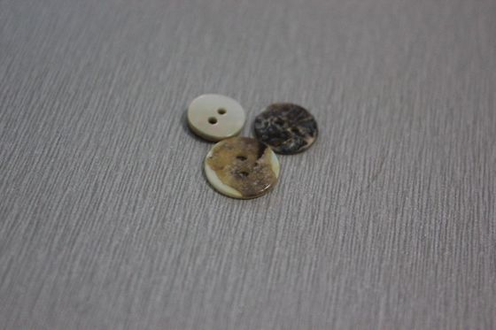 L'habillement fait sur commande de Shell de chemises habillées universelles de blanc boutonne le trou 2 pour les hommes/femmes
