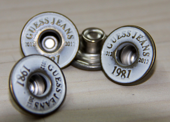 Boutons faits sur commande instantanés/cousants d'habillement peints en bronze industriel/argent brillant