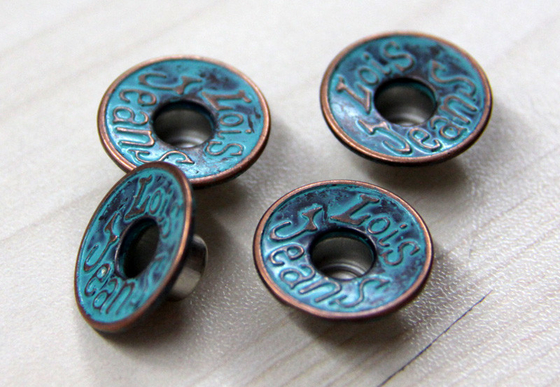 Boutons faits sur commande instantanés/cousants d'habillement peints en bronze industriel/argent brillant