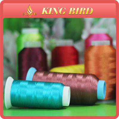 Adaptez les bobines aux besoins du client de plastique de fils de broderie de machine à coudre de rayonne