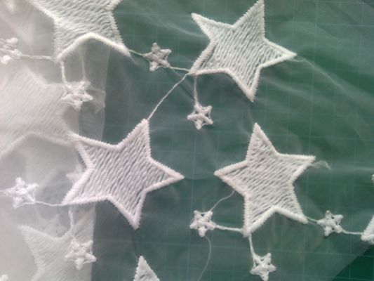 L'organza de Qmilch de pentagone étoilé a brodé le tissu de dentelle, tissu de dentelle d'étoile
