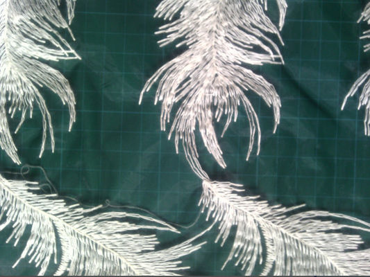Le modèle d'organza de plume blanche a brodé le tissu de dentelle de coton pour l'habillement