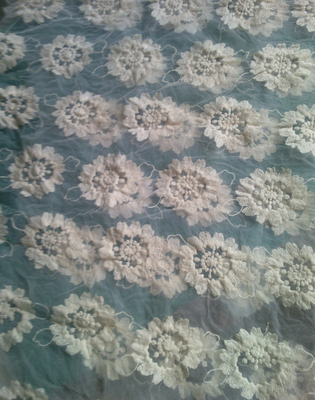 L'organza pure de coton a brodé le vêtement de tissu de dentelle de fleur écologique