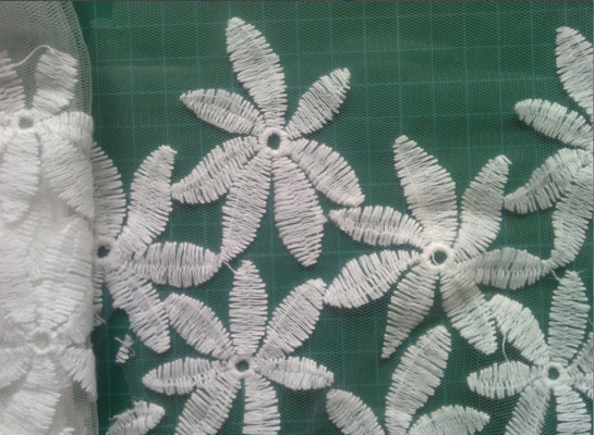Le coton a brodé le tissu soluble dans l'eau de dentelle de maille, modèle de fleur pour la robe formelle