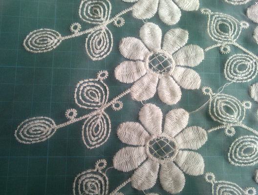 Épouser le tissu brodé de dentelle de fleur