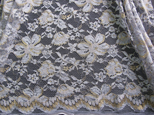 Tissu floral en vrac métallique CY-LW0060 de teinture qui respecte l'environnement de dentelle cranté par noir