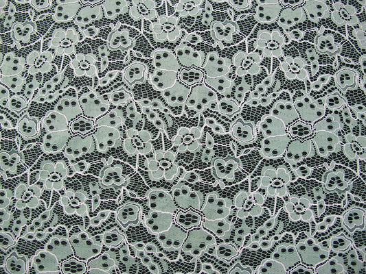 Modèle de fleur brodé par nylon durable fait sur commande de vert de tissu de dentelle de coton