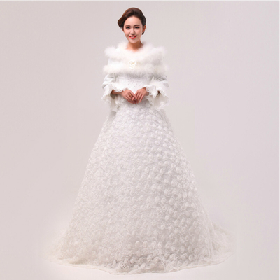 La dentelle de train de chapelle a brodé les robes de mariage blanches de coton avec fait main s'est levée
