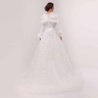 La dentelle de train de chapelle a brodé les robes de mariage blanches de coton avec fait main s'est levée