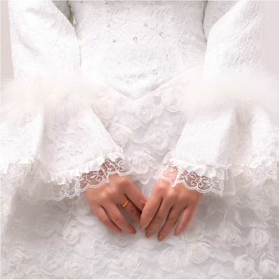 La dentelle de train de chapelle a brodé les robes de mariage blanches de coton avec fait main s'est levée