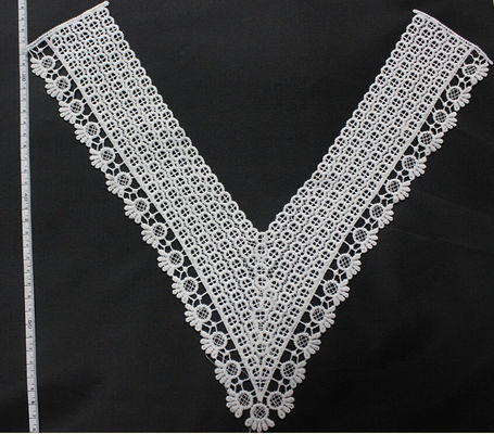 Blanc de lait de motif d'habillement de collier de broderie de dentelle de cou poly pour l'habillement