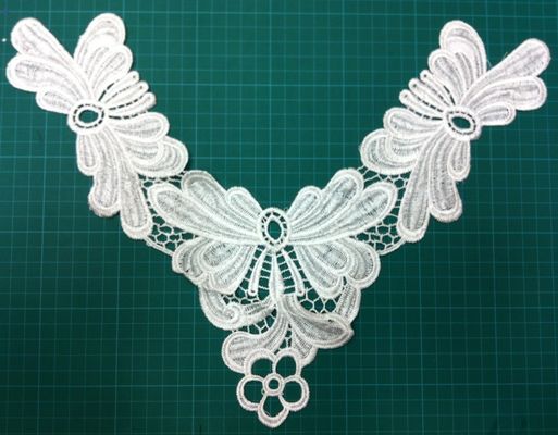 Motif blanc d'habillement de modèle de papillon/collier de coton broderie de fille