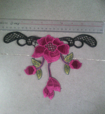 Modèle rose de collier de broderie de soluber de l'eau pour l'accessoire de vêtement