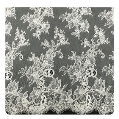 Équilibre en ivoire de dentelle de Chantilly de cil, tissu crème nuptiale de dentelle de corde