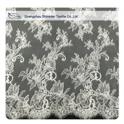 Équilibre en ivoire de dentelle de Chantilly de cil, tissu crème nuptiale de dentelle de corde