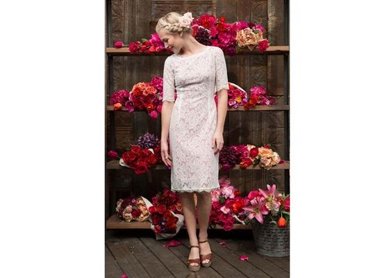 Douille des robes des femmes occasionnelles de dentelle crème demi avec le polyester