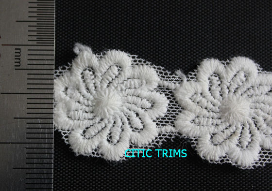 Modèle de fleur décoratif brodé par coton de l'équilibre 2.5cm de dentelle avec la couleur de teinture