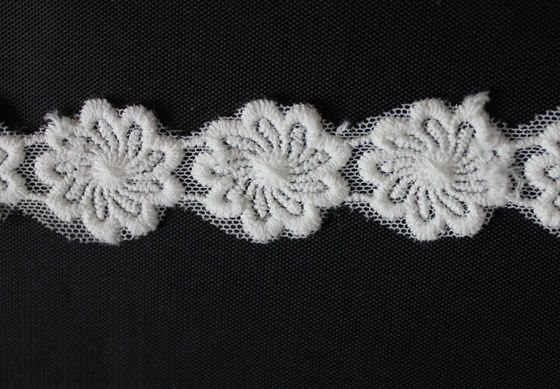 Modèle de fleur décoratif brodé par coton de l'équilibre 2.5cm de dentelle avec la couleur de teinture