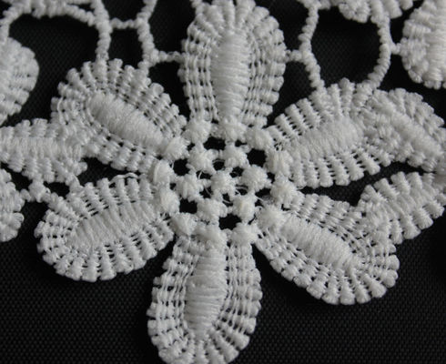Qmilch a brodé l'équilibre décoratif de dentelle modèle noire/blanc 11cm de fleur