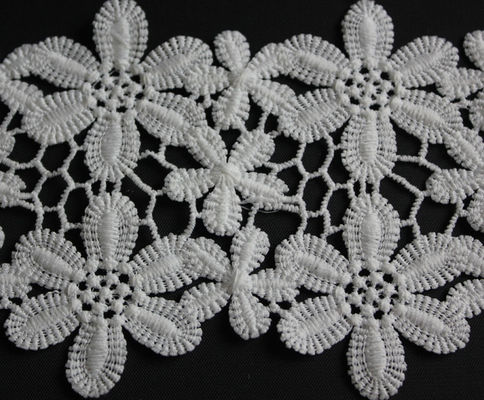 Qmilch a brodé l'équilibre décoratif de dentelle modèle noire/blanc 11cm de fleur