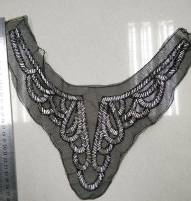 Les femmes décoratives habillent le collier perlé fait main, collier de perle
