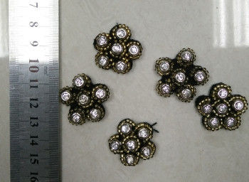 Collier de perle d'équilibres de fleurs de perle en métal petit pour la décoration de vêtements