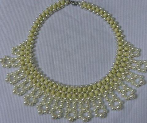 Les ABS jaunes décoratifs perlent/collier de perles avec le homard et les agrafes