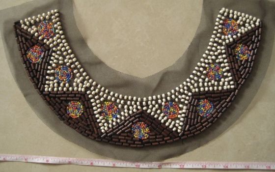 Collier en bois et en plastique de perle