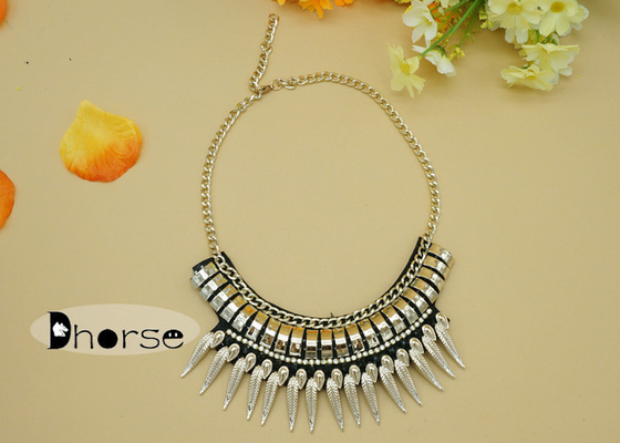 Collier perlé de collier de déclaration volumineuse décorative d'or pour le costume de dames
