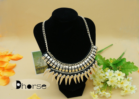 Collier perlé de collier de déclaration volumineuse décorative d'or pour le costume de dames