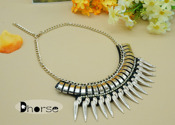 Collier perlé de collier de déclaration volumineuse décorative d'or pour le costume de dames