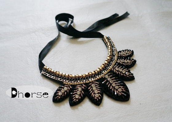 La fausse pierre détachable faite main de Bling a perlé le collier de collier, forme de feuille