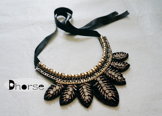La fausse pierre détachable faite main de Bling a perlé le collier de collier, forme de feuille