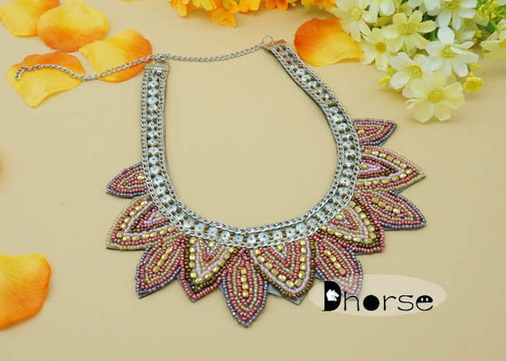 Collier décoratif de collier de perle de graine de fausses pierres, collier de collier de mode