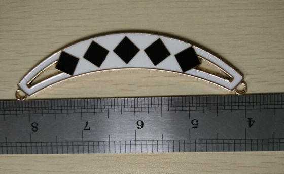 Demi noir ovale fait sur commande de collier de collier en métal de forme dans le blanc