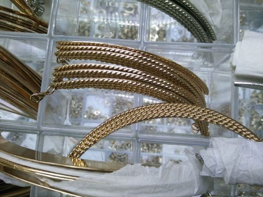 Alliez l'équilibre à moitié ovale en métal qui respecte l'environnement avec de l'or de fleurs d'irrégularité
