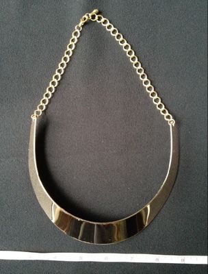 Collier volumineux en métal d'alliage