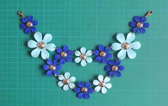 Fleurissez le collier fait main matériel d'ABS avec des agrafes de homard d'or, bleu-foncé et bleu-clair