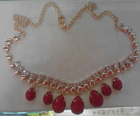 Collier fait main de fausse pierre rouge FAITE SUR COMMANDE avec des agrafes de chaîne et de homard d'or