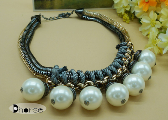 Le collier volumineux de collier de perle, collier a perlé le collier pour des rapports sociaux
