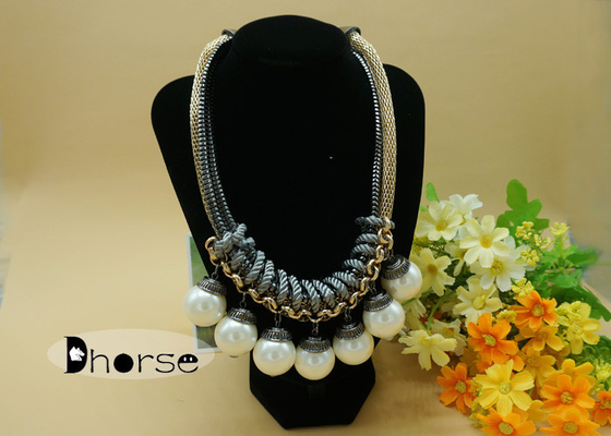 Le collier volumineux de collier de perle, collier a perlé le collier pour des rapports sociaux