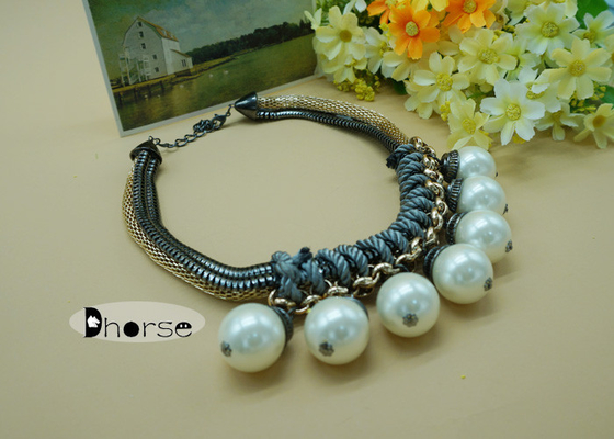 Le collier volumineux de collier de perle, collier a perlé le collier pour des rapports sociaux