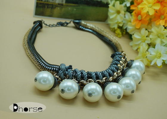 Le collier volumineux de collier de perle, collier a perlé le collier pour des rapports sociaux